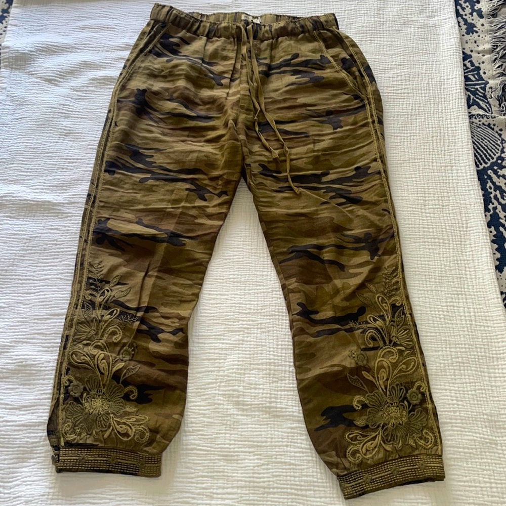 Johnny Was elevated joggers in camo. A must for any fashionista. Sz Sm